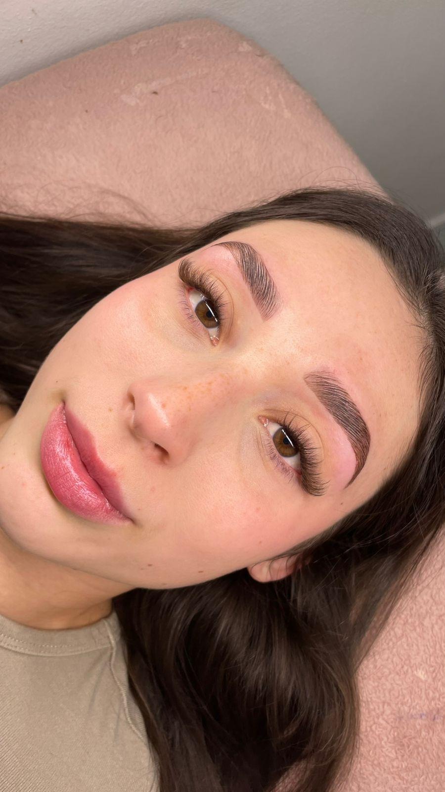 Le Beauté Grand Salon Facebook ad: Chatea en Messenger