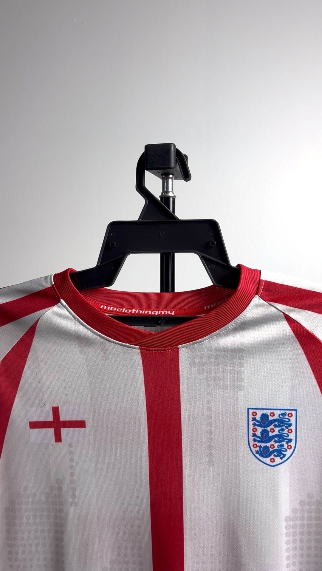 MB Clothing Facebook ad: Jom custom jersey team korang sekarang.