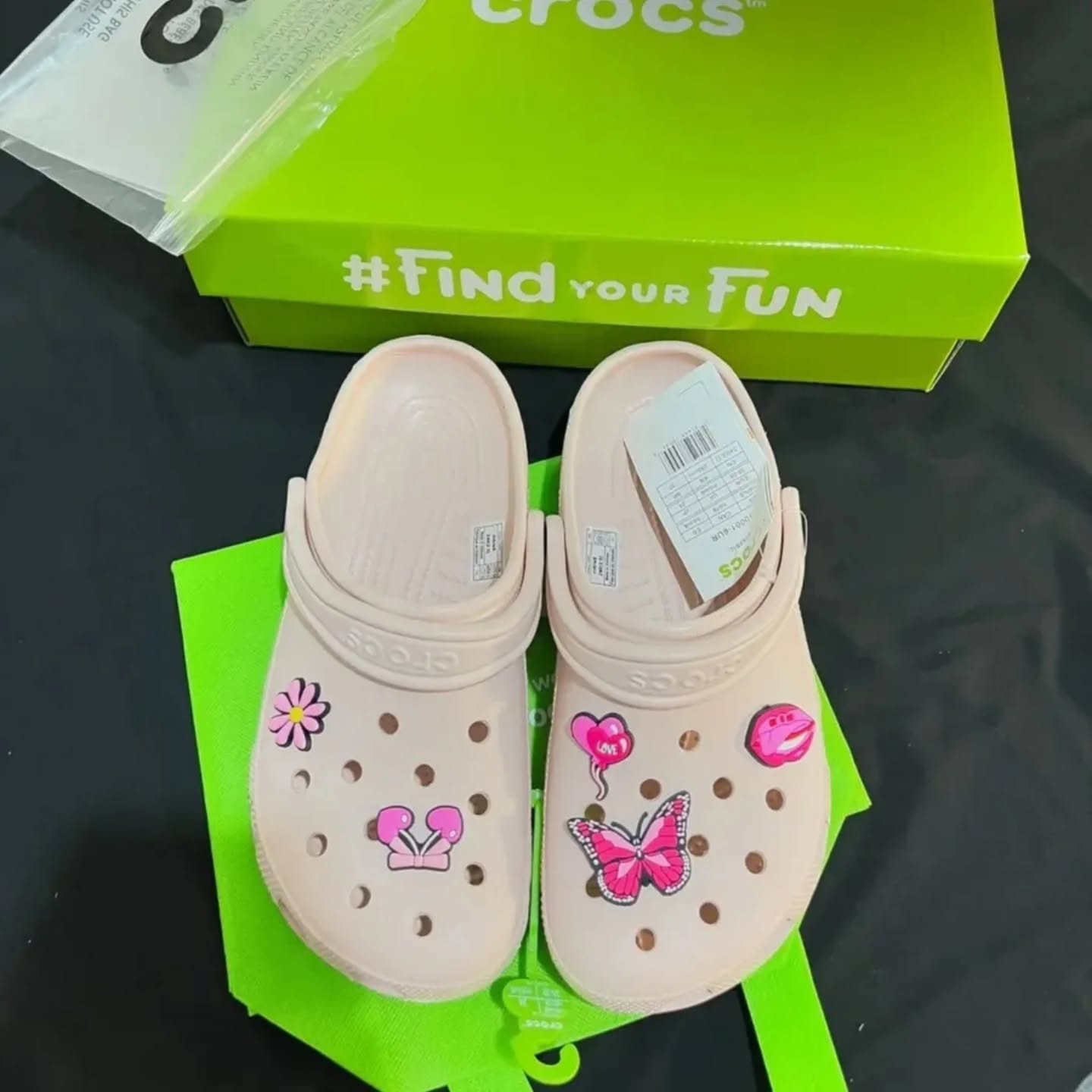 byycrossc.co Facebook ad: Crocs sandals available now!