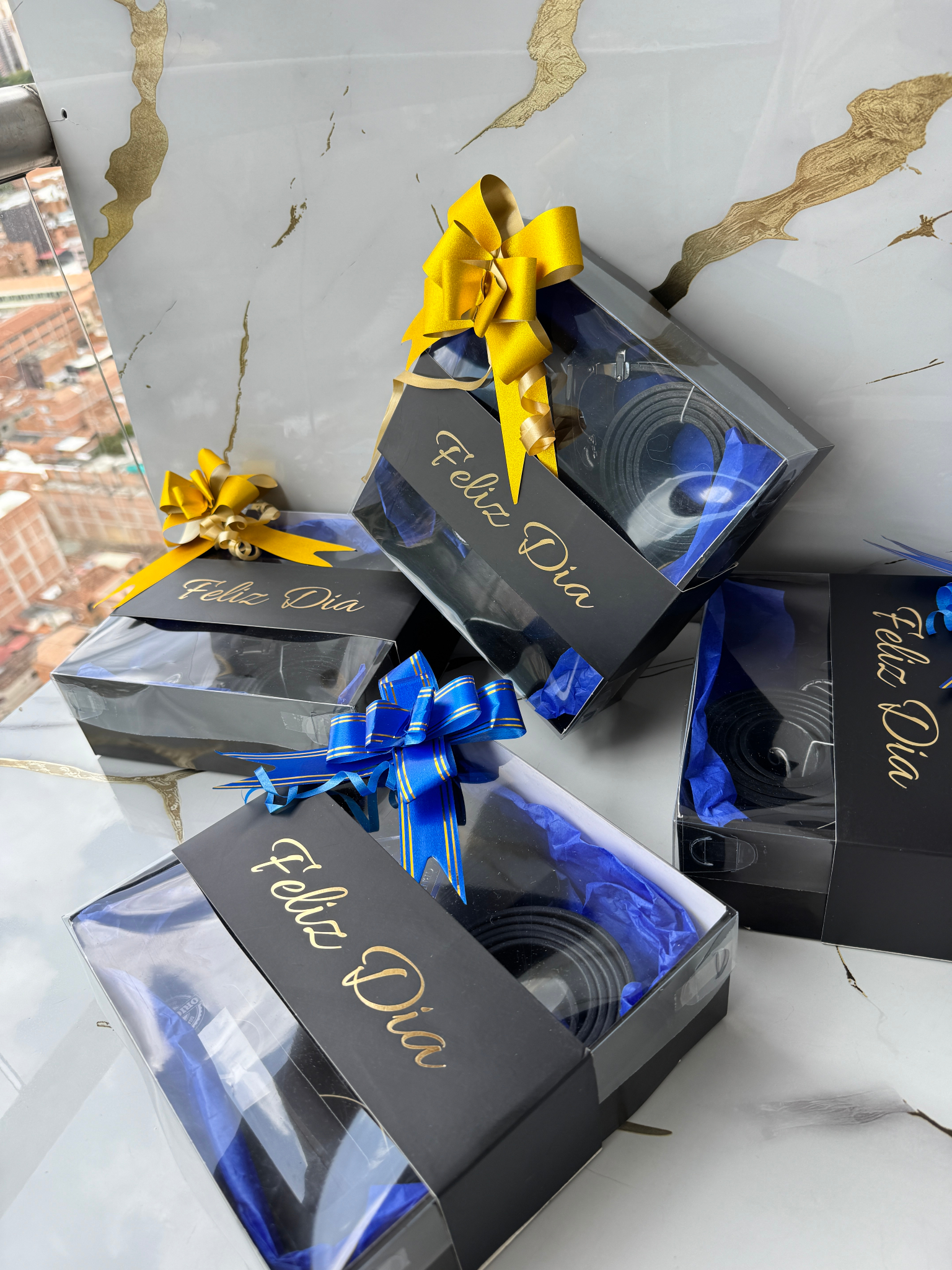 Billeteras Medellín Facebook ad: Sorpréndelo con un regalo personalizado.