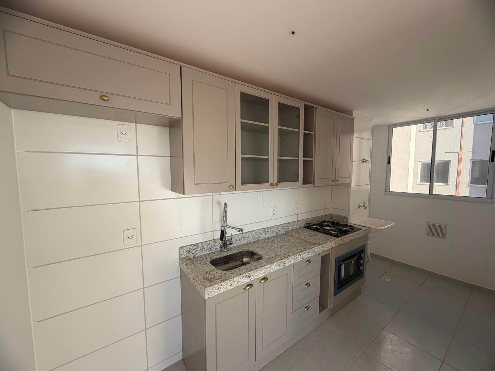 Arthur Glugoski Facebook ad: 2 quartos 1 banheiro, Apartamento