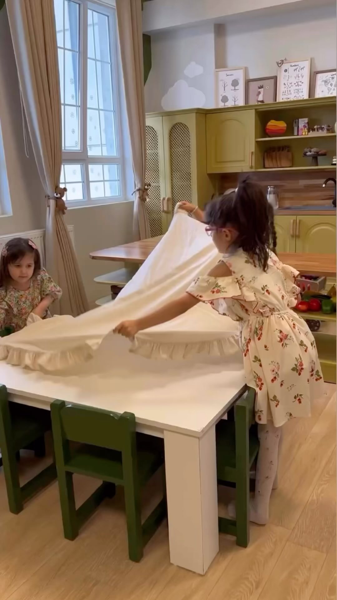 Green Language School Facebook ad: Montessori sınıfları, yetişkinlerin sorumlu olduğu bir…