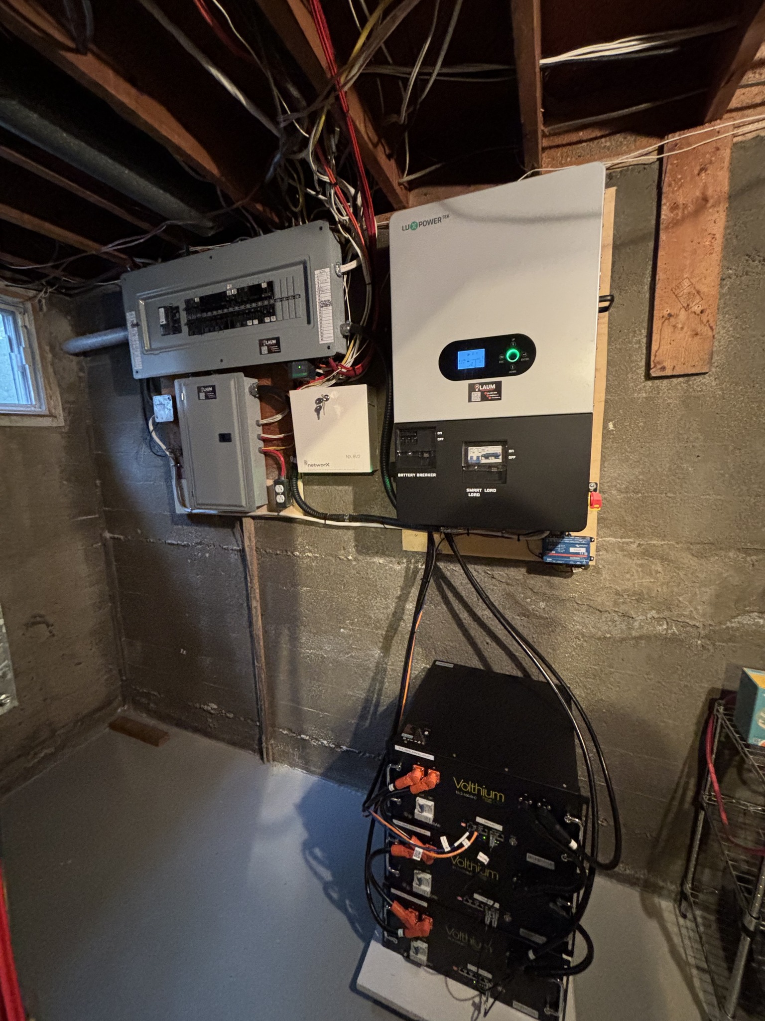 LAUM Entrepreneur Électricien Facebook ad: Installation d'un système UPS à batteries Volthium chez…