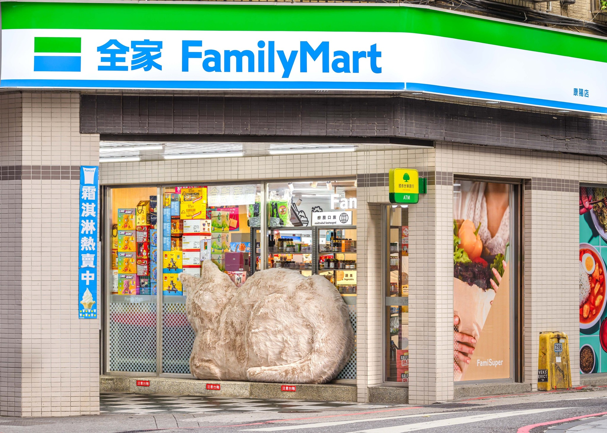 全家FamilyMart Facebook ad: 全家好多貓ฅ^•ﻌ•^ฅ