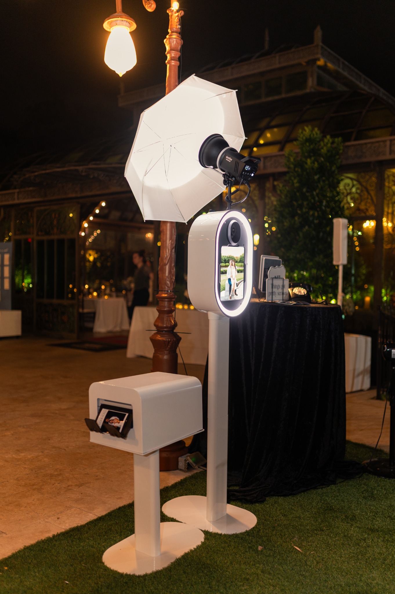 Flashback Houston Photo Booth Facebook ad: Houston couples, are you worried about your guests…