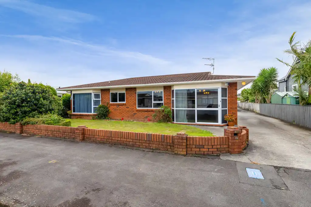 Collective First National Real Estate Taranaki Facebook ad: Great Location, Lock and Leave