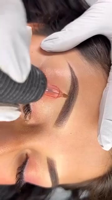 MIDAS Facebook ad: ¡Cejas perfectas diseñadas matemáticamente para ti!
