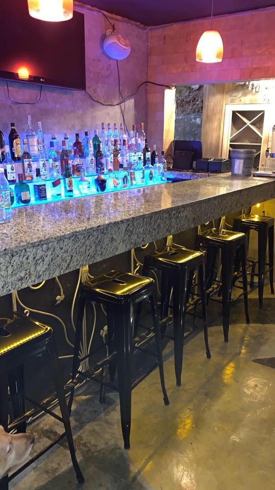 Café La Diez Facebook ad: Restaurante bar, pet friendly, Estamos ubicados en Plaza…