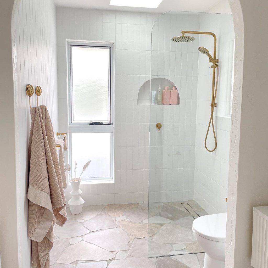 Flexi Showers Facebook ad: Quality shower screens