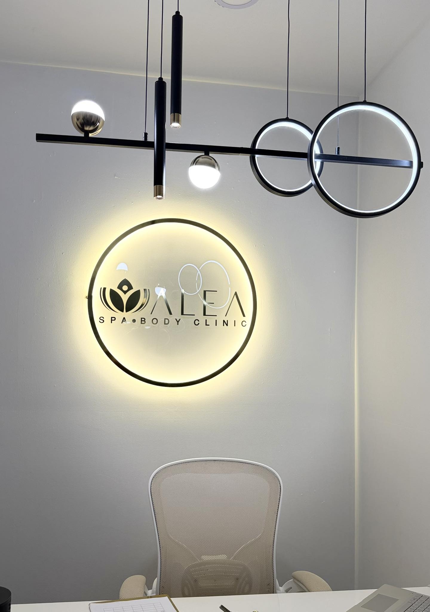 ALEA Spa Facebook ad: Expertos en aparatología de alta gama europea.