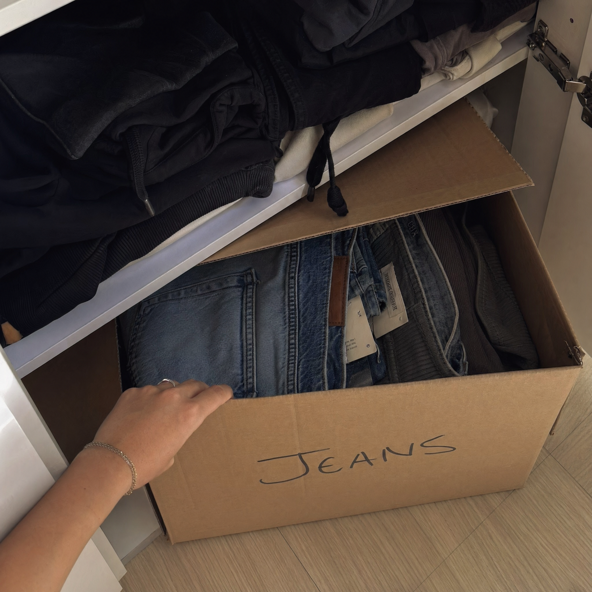 Camille R. Ventre gonflé chronique Facebook ad: La pile de joggings qui composait à 80% ma garde-robe