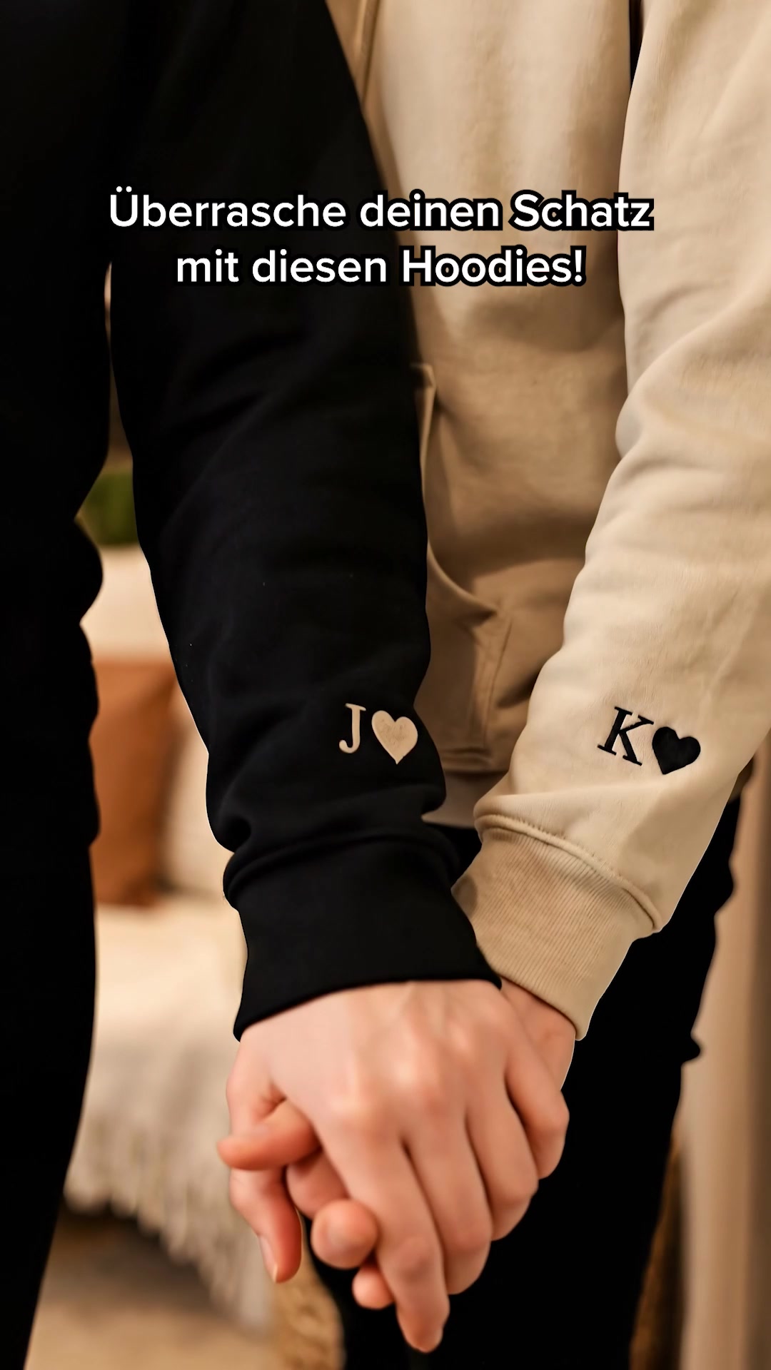 famwalls Facebook ad: Personalisierte Hoodies im Partnerlook