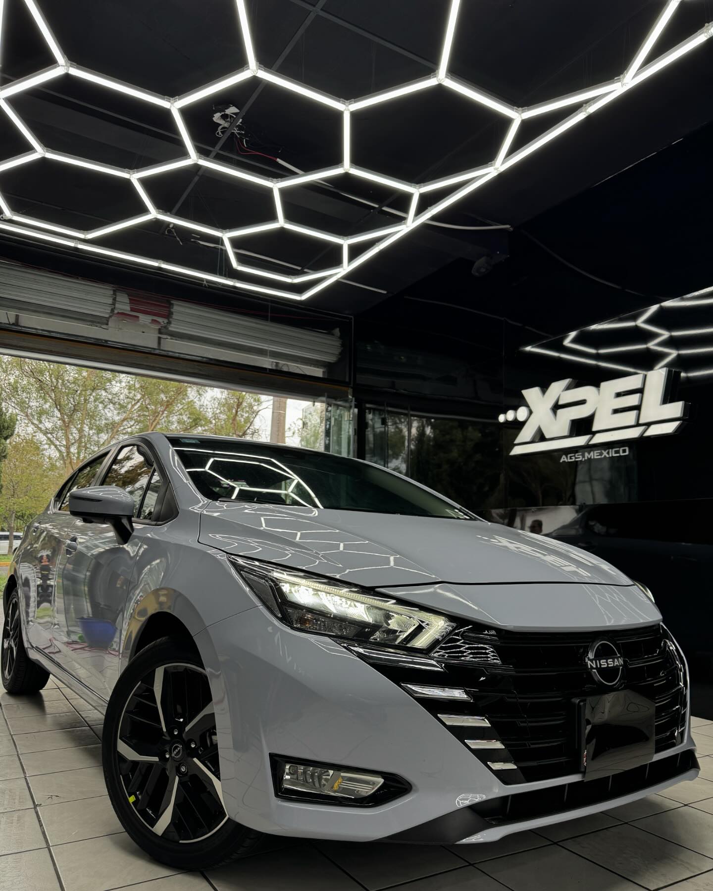 Privasol.Polarizados.ppf Facebook ad: Este hermoso Nissan Versa, con su elegante color…