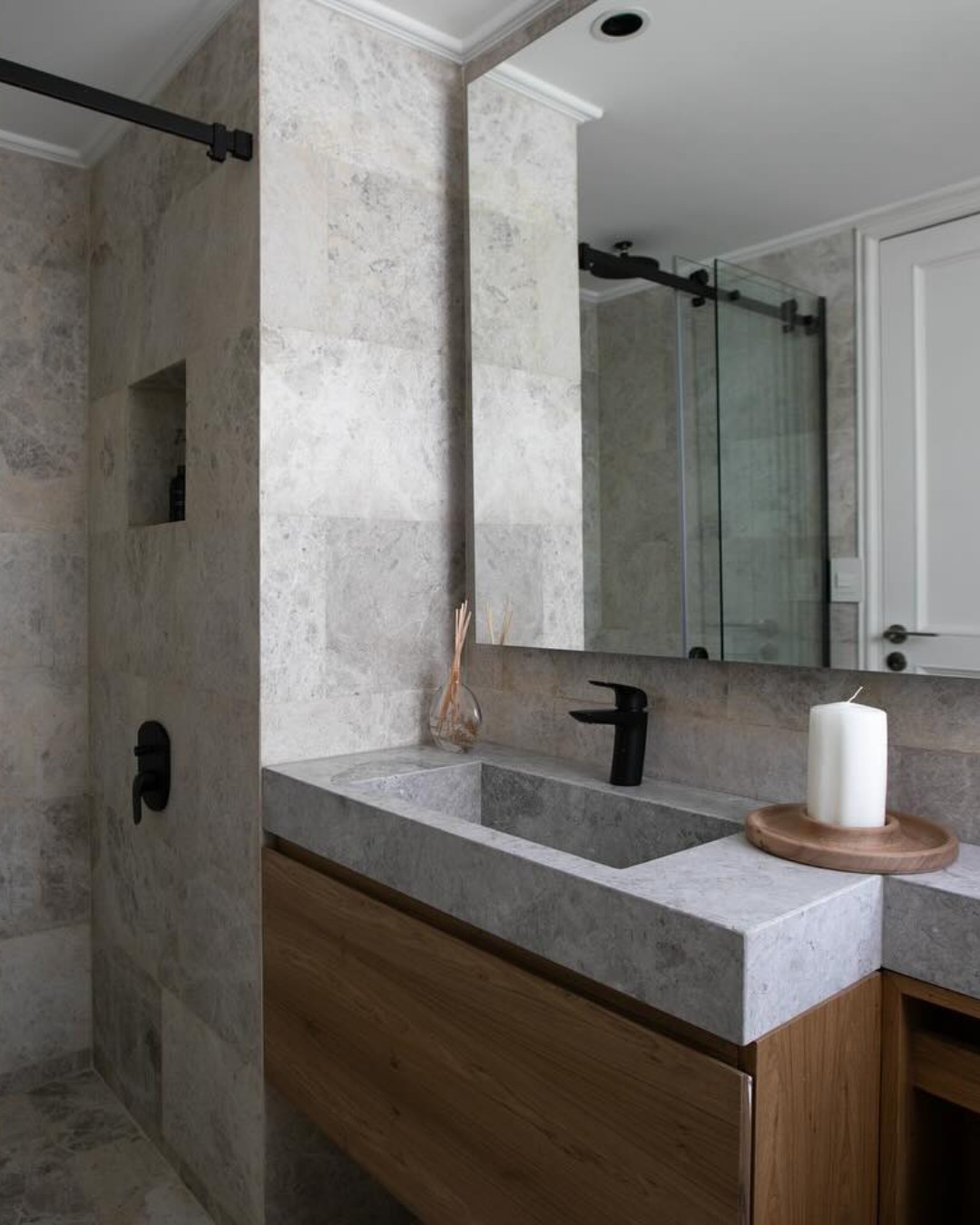 Marmoles Anton Facebook ad: En este baño, la materialidad define el espacio…