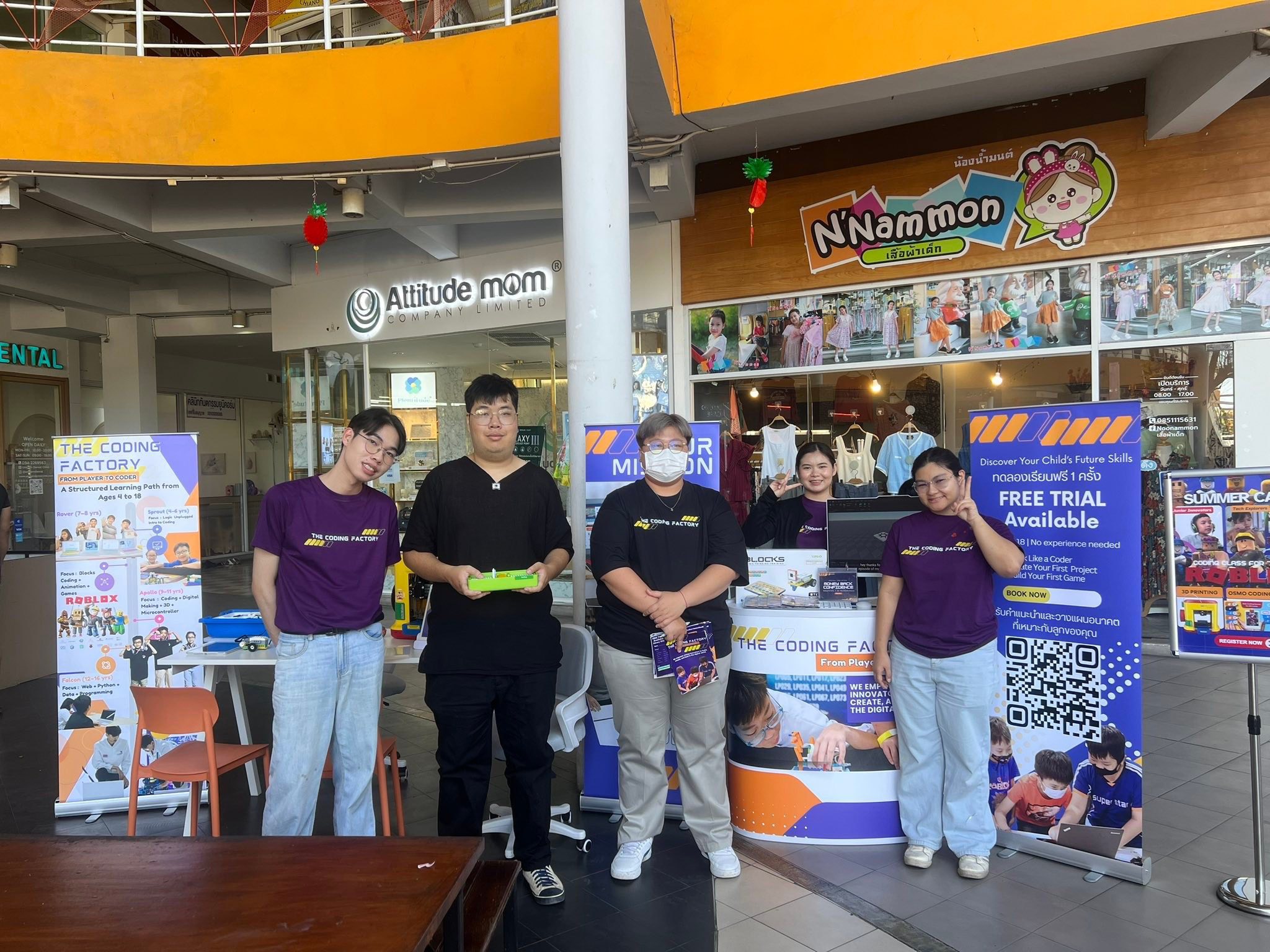 The Coding Factory Facebook ad: บรรยากาศวันแรกของการเปิดบูธของ The Coding Factory…