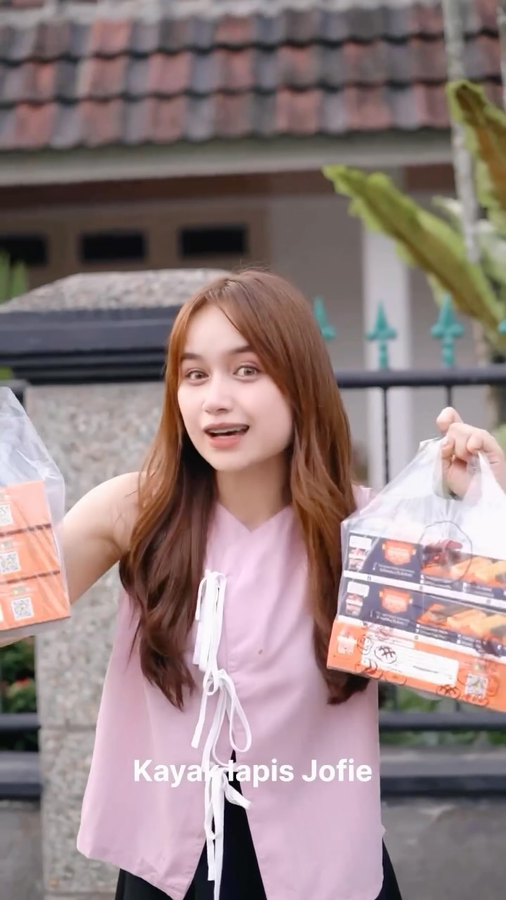 Jofie Bakery & Cake Shop Facebook ad: Ternyata bukan cinta ka @chintyagabriella aja yg berlapis…