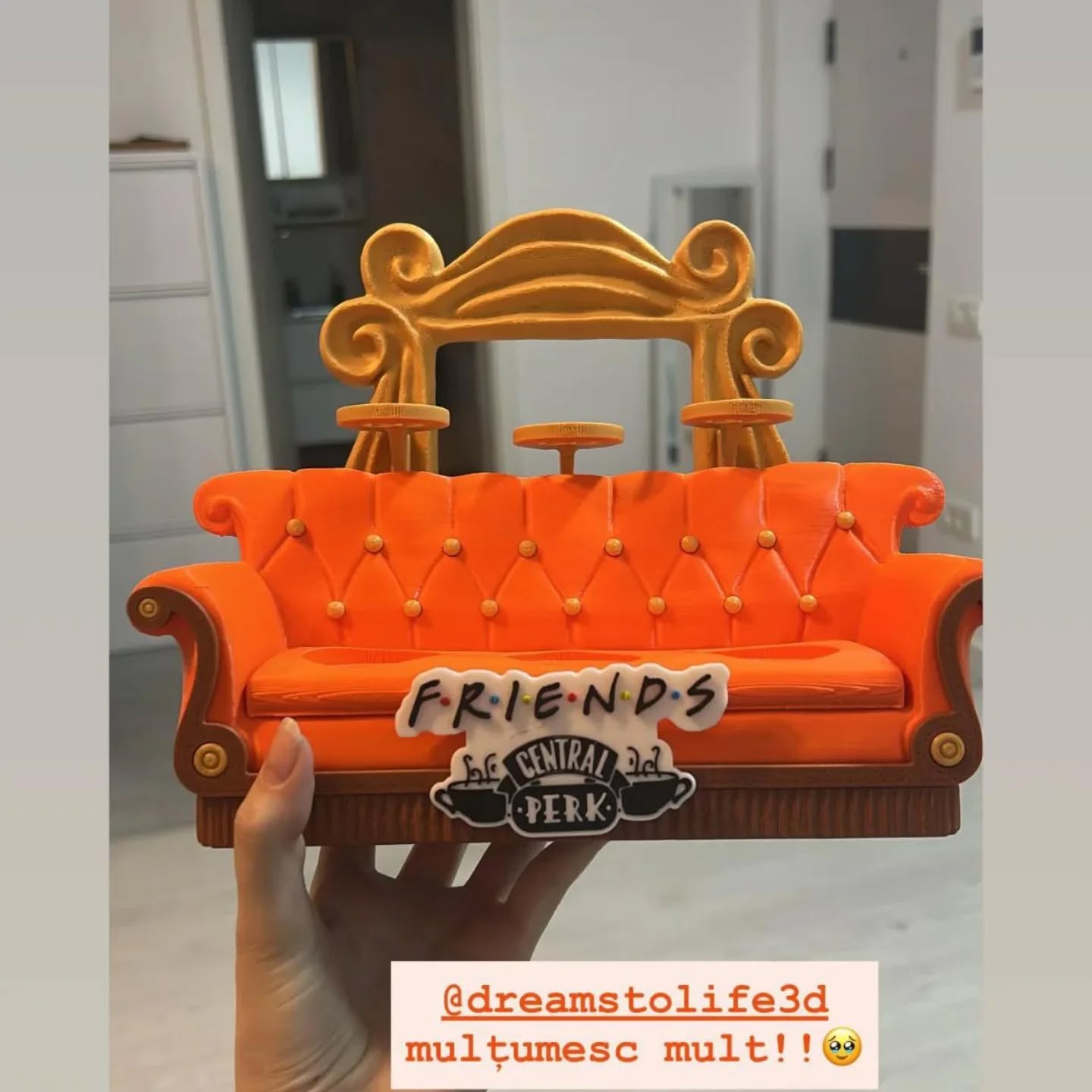 Dreamstolife3D Facebook ad: Canapea Friends pentru figurine McDonald's
