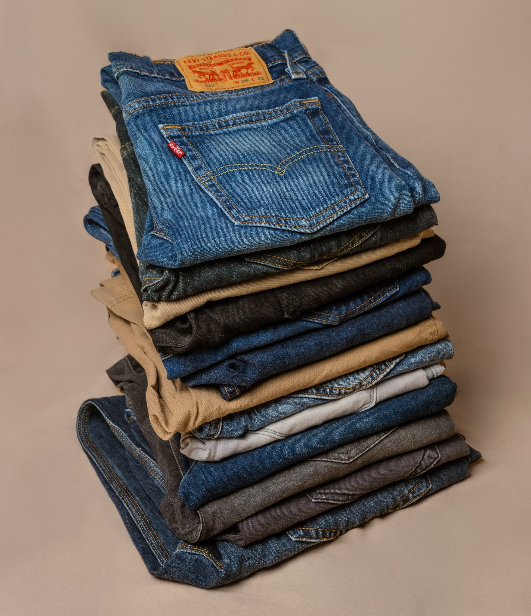 Halteo Online Store Facebook ad: Ropa de marca a precios únicos