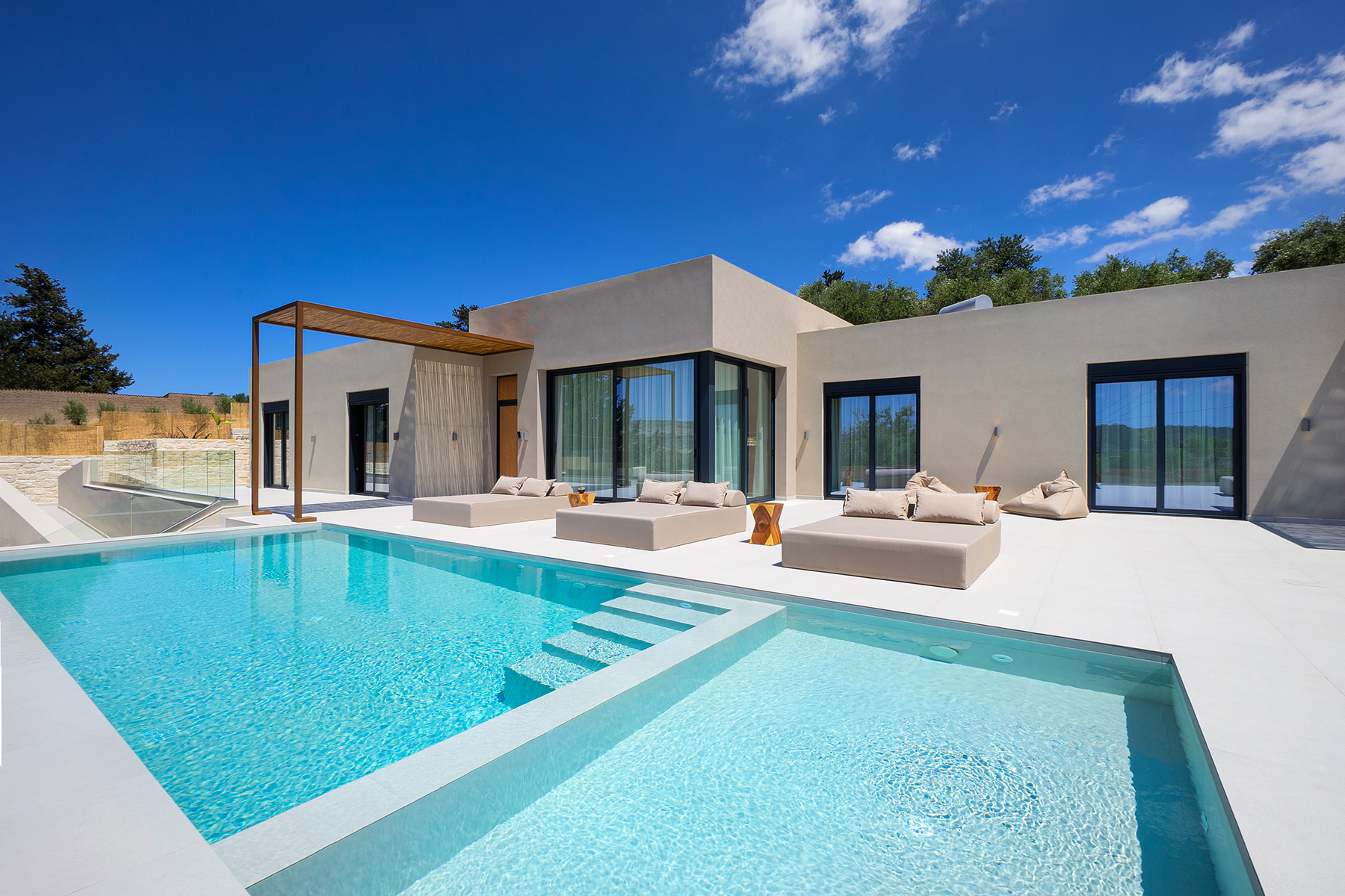 TheHotel.gr Travel Agency Facebook ad