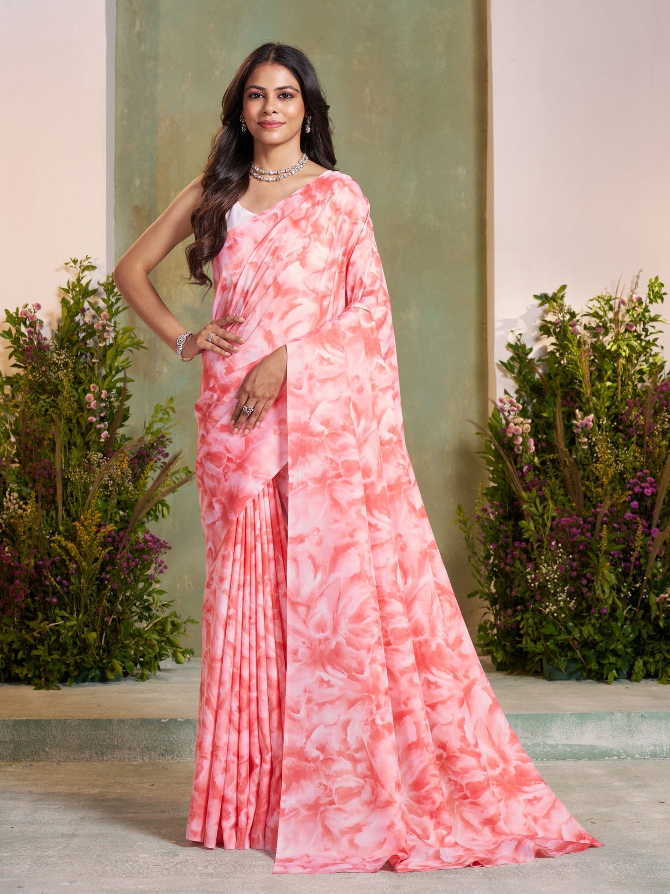 GardenVareli Facebook ad: Grace that never goes out of style