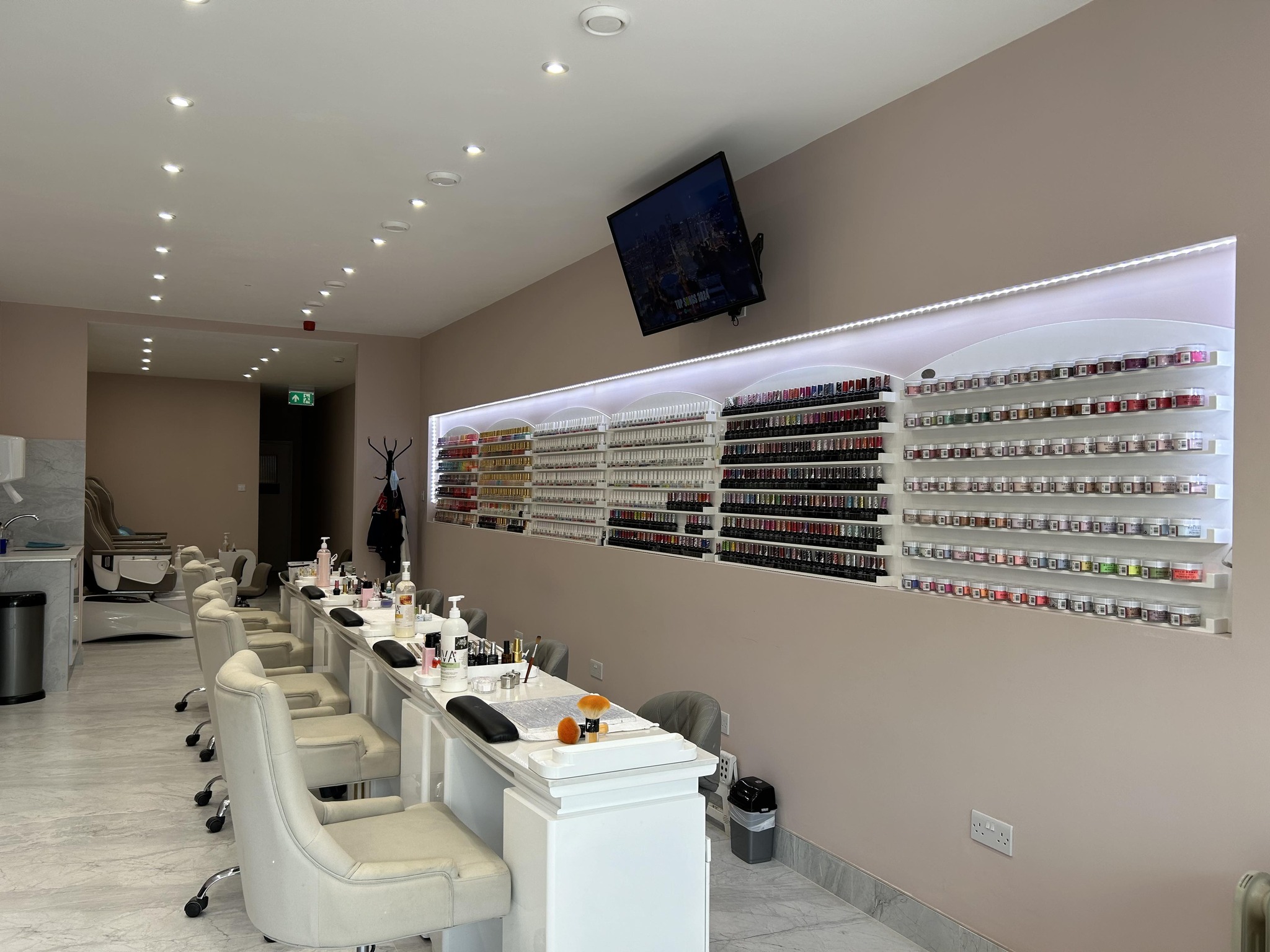 AV Nails Facebook ad: Kết nối với AV Nails