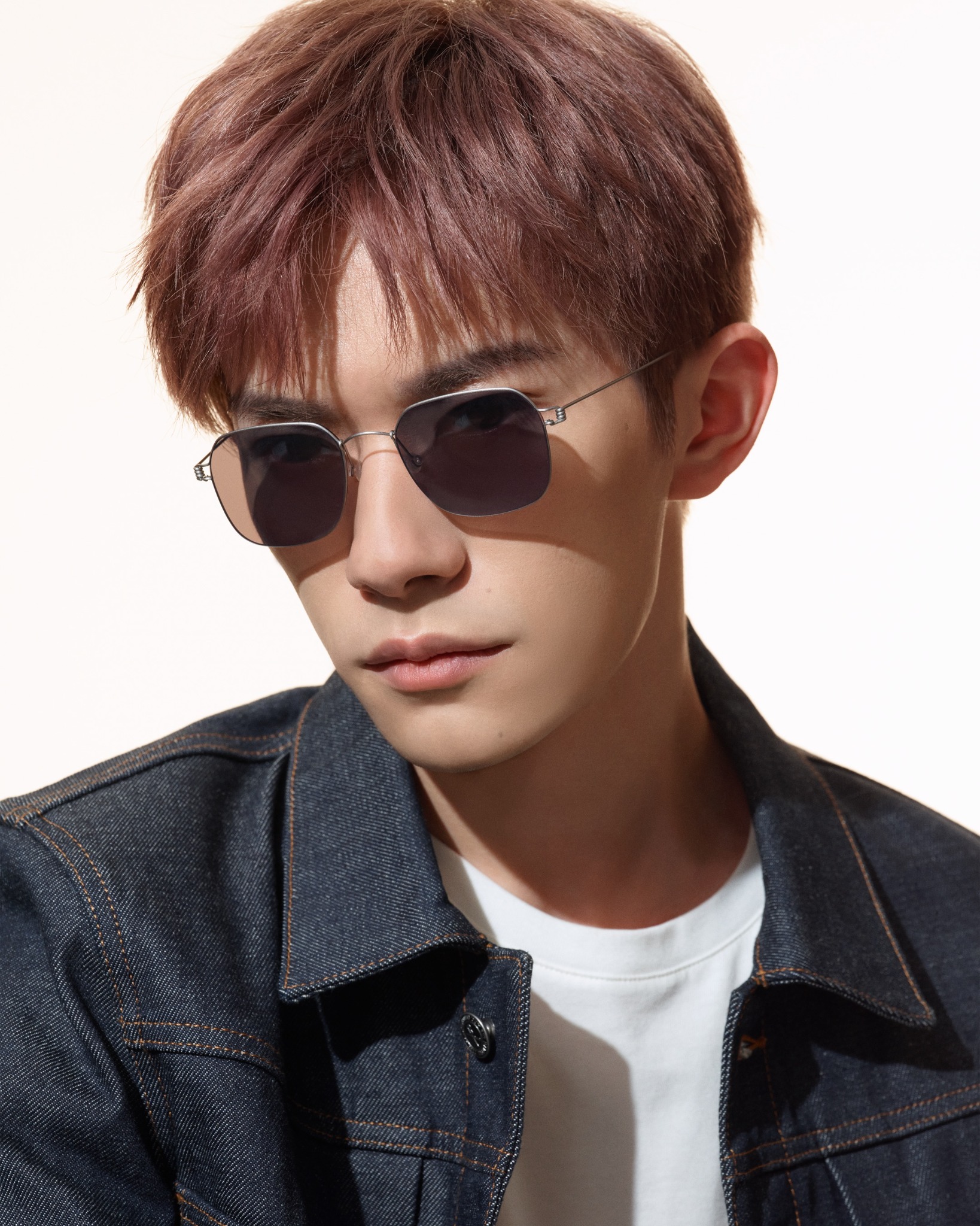 LINDBERG Facebook ad: Jackson Yee wears air titanium rim sun