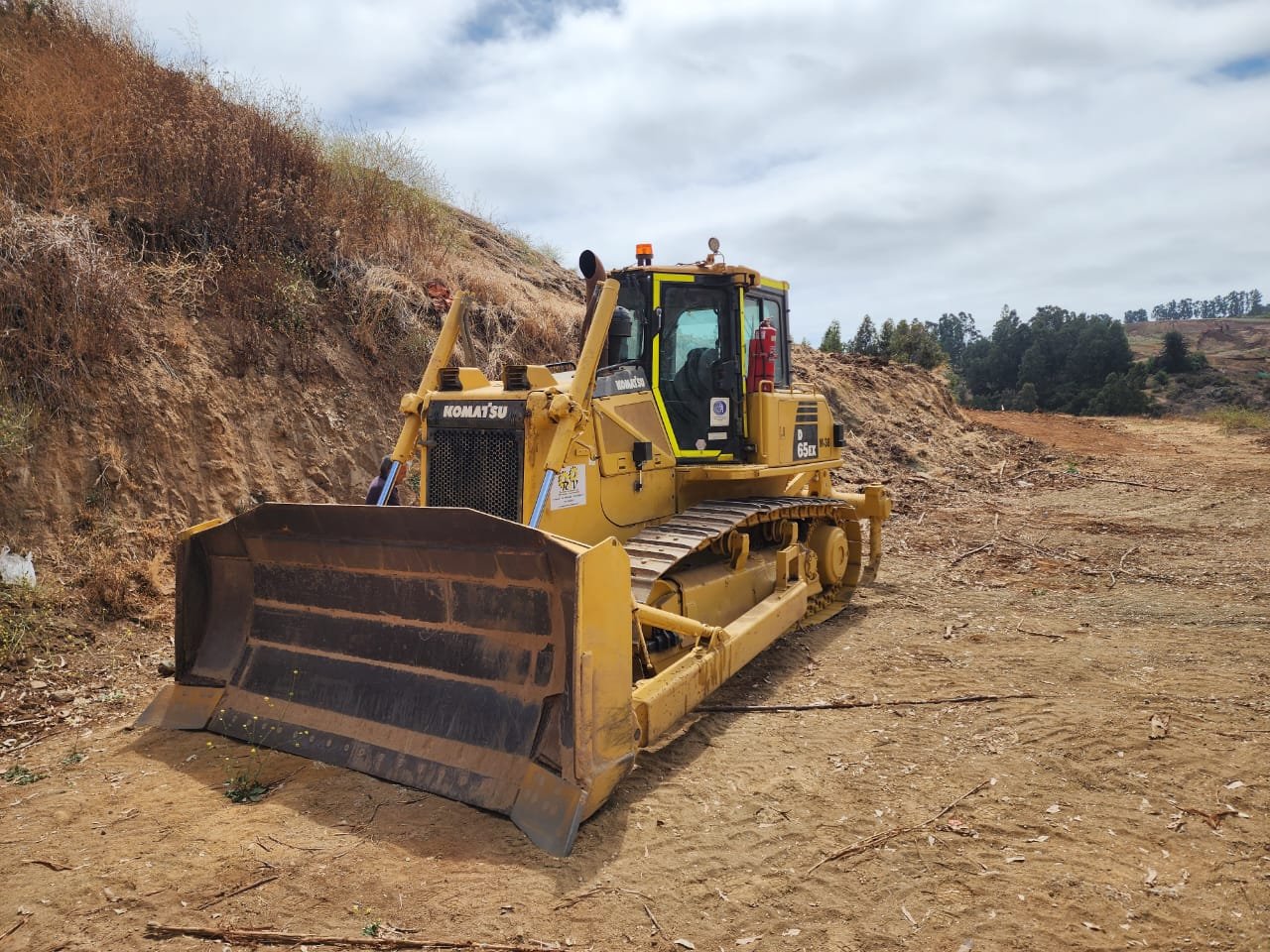 Ryv Rental Facebook ad: 2012 Arriendo Bulldozer D65EX Komatsu