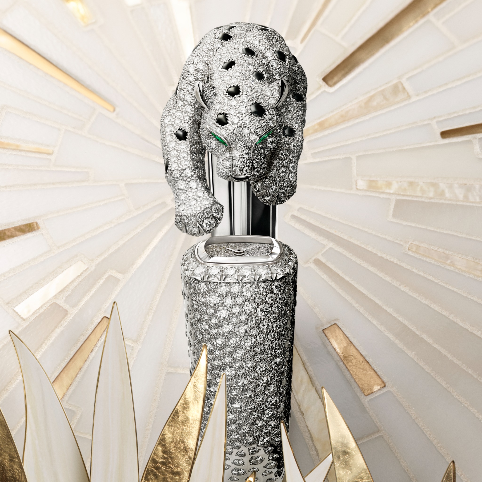 Cartier Facebook ad: D’une tête à l’autre, la Maison cultive l’art…