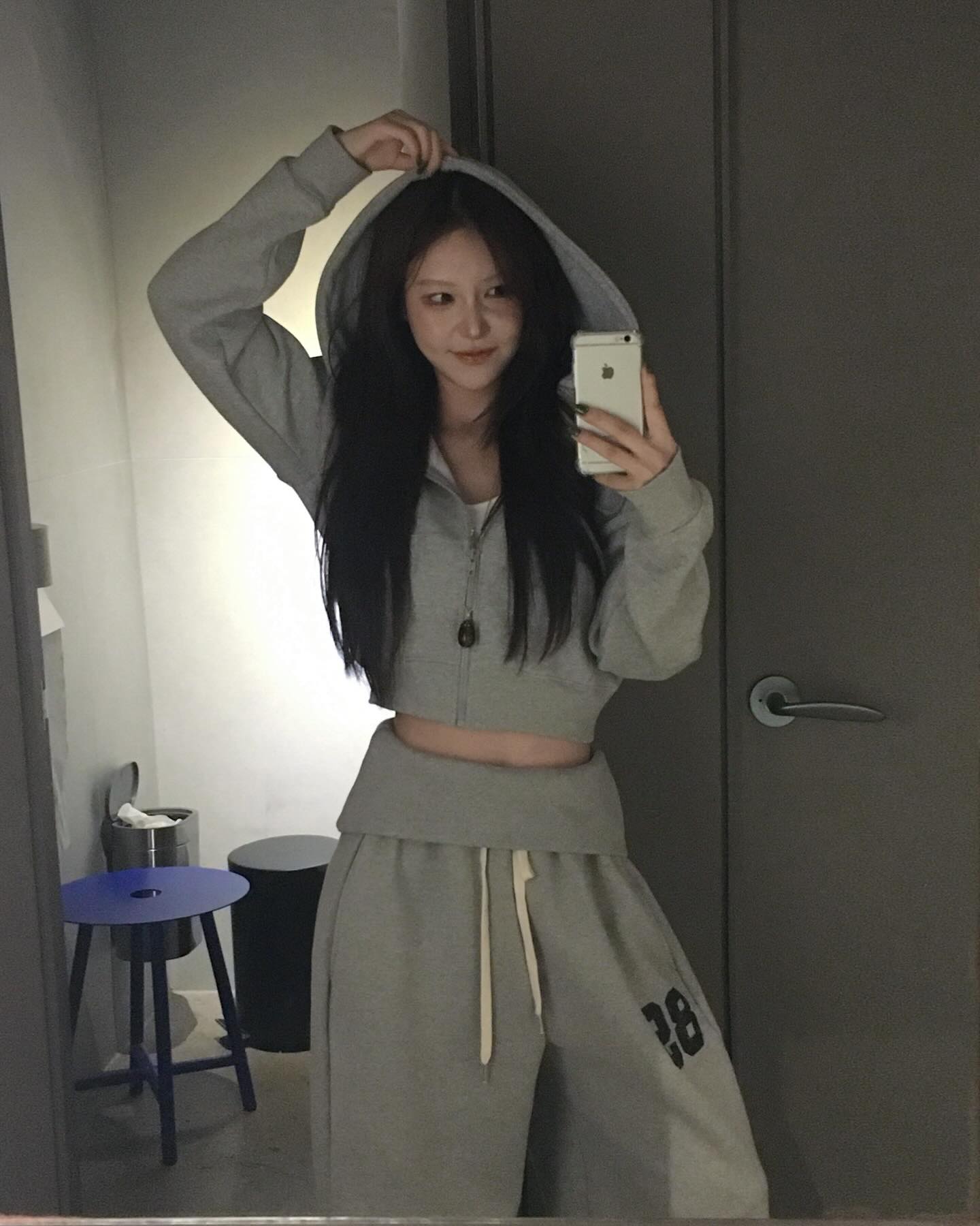 post.monition Facebook ad: 기모 빵빵한 후드집업과 밴딩팬츠