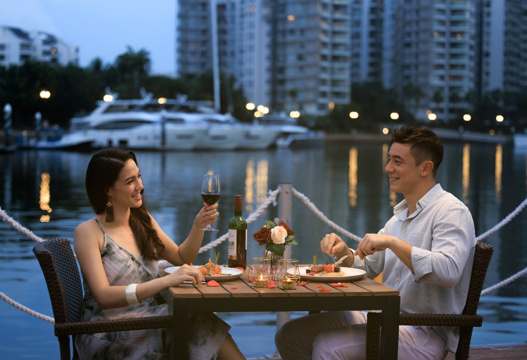 Boaters Bar Facebook ad: Float away from the city buzz.