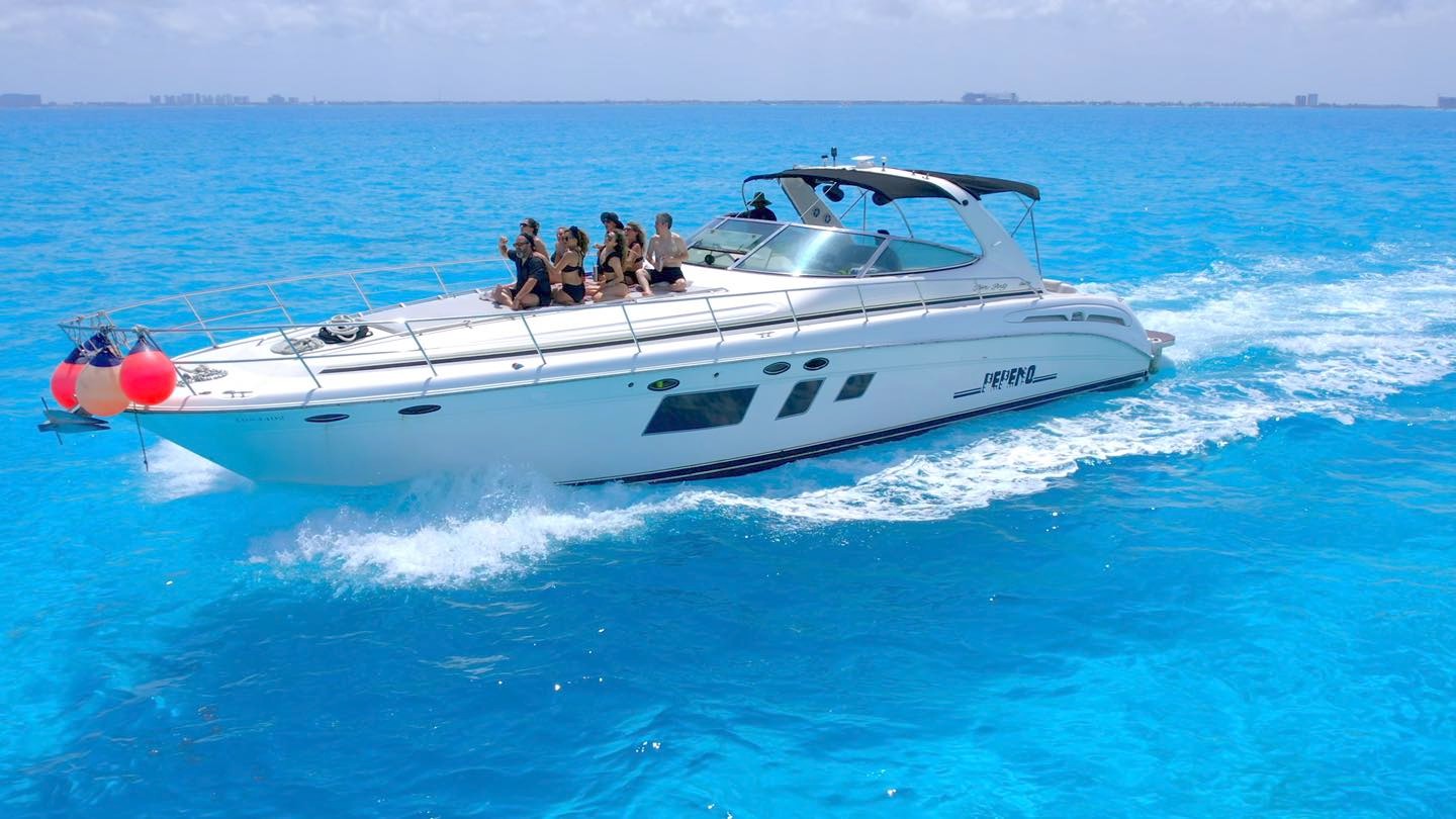 The Caribbean Experience Cancún Facebook ad: Renta tu yate de lujo y disfruta las…