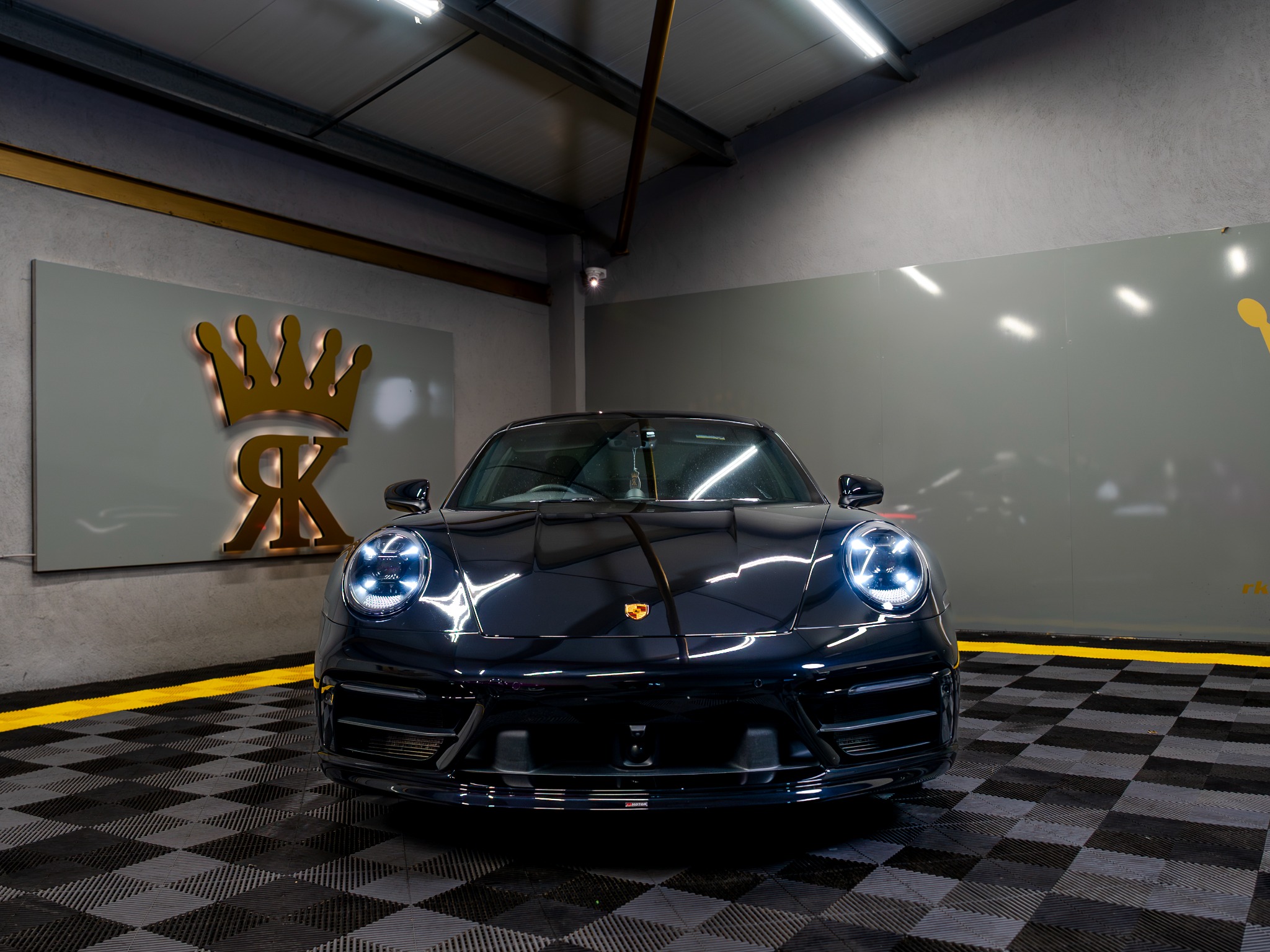 R KINGS Competitions Facebook ad: Last Week to Win A Porsche OR €200K