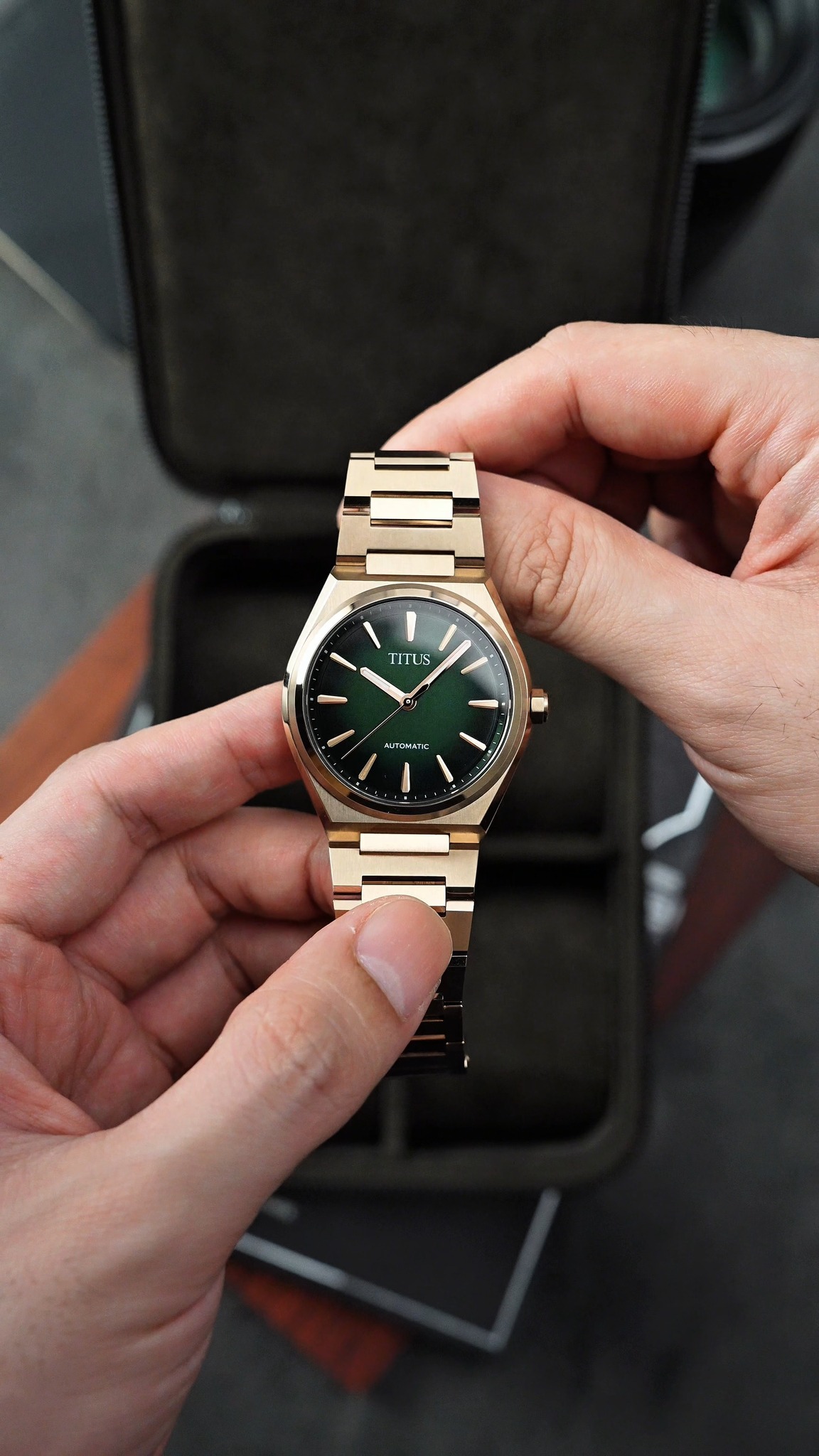 Solvil et Titus Singapore Facebook ad: The new VINYL Collection takes inspiration from 1970s…