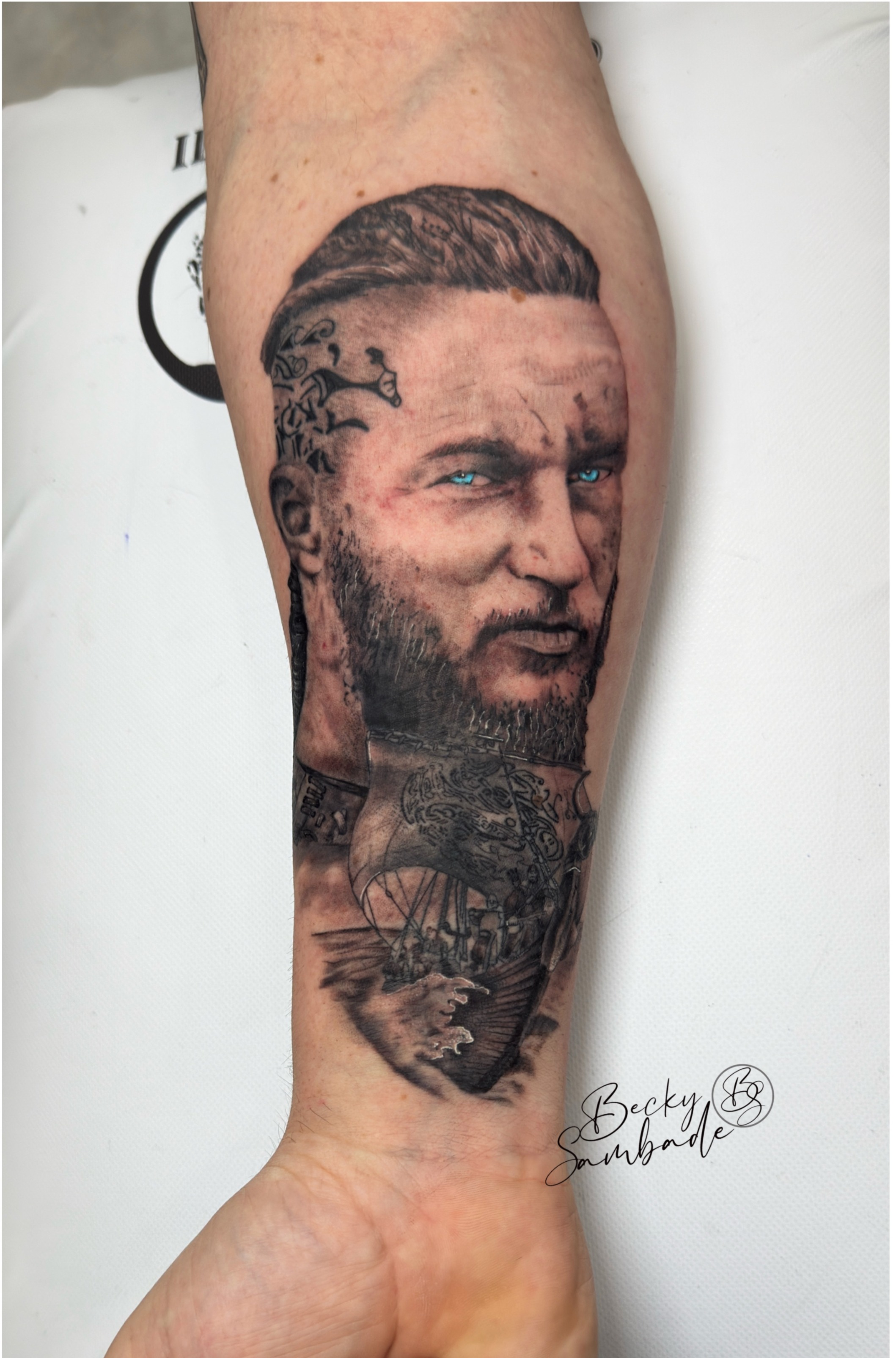 Idem Tattoo & Piercing Corcubion Facebook ad: ESTUDIO DE TATUAJES Diferentes técnicas y tratamientos