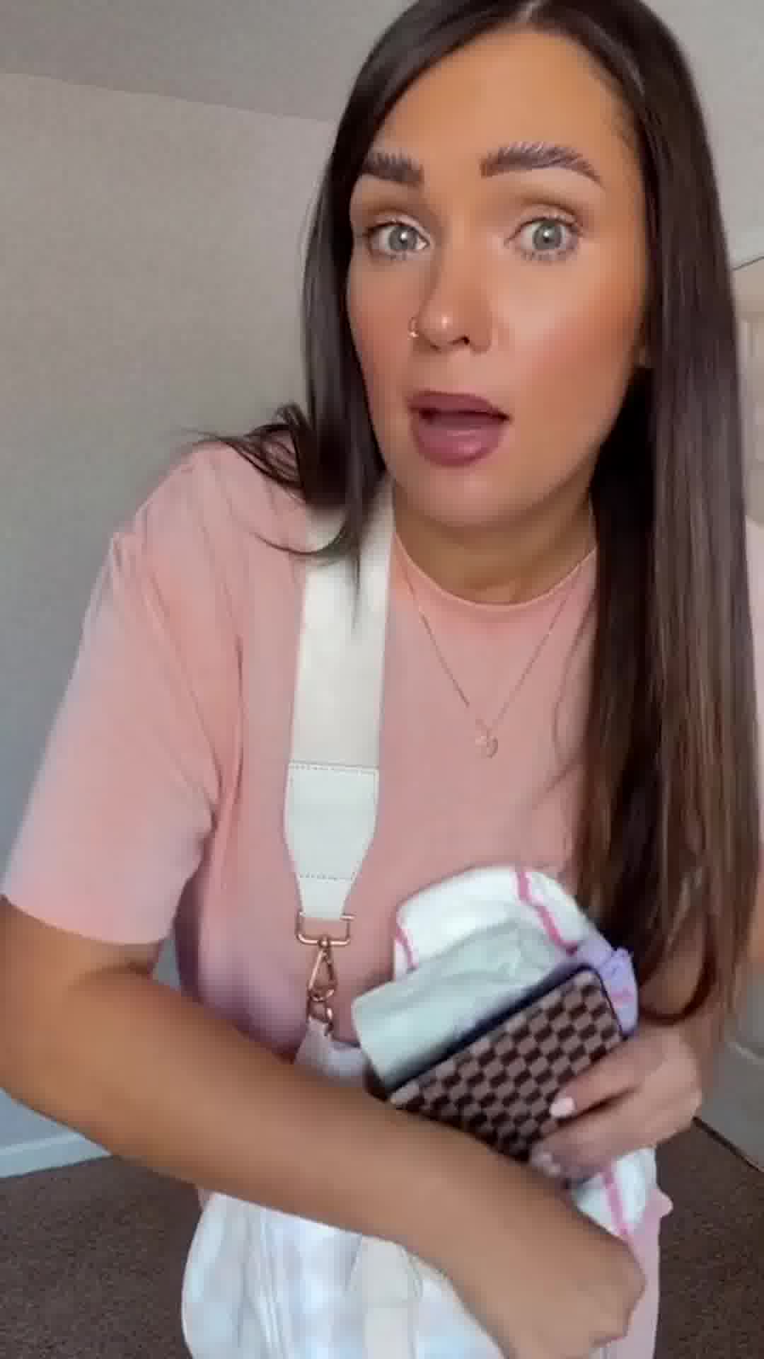 Emmafy Facebook ad: The Roomiest Crossbody