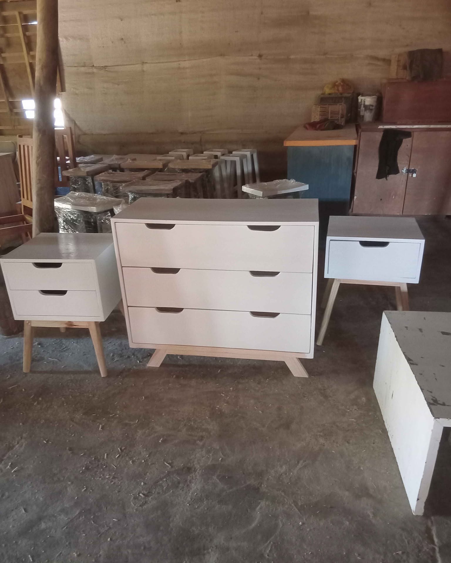 Garith Muronda Facebook ad: BUSINESS CLOSSING DOWN! CLEARENCE SALE CHEST OF DRAWER…