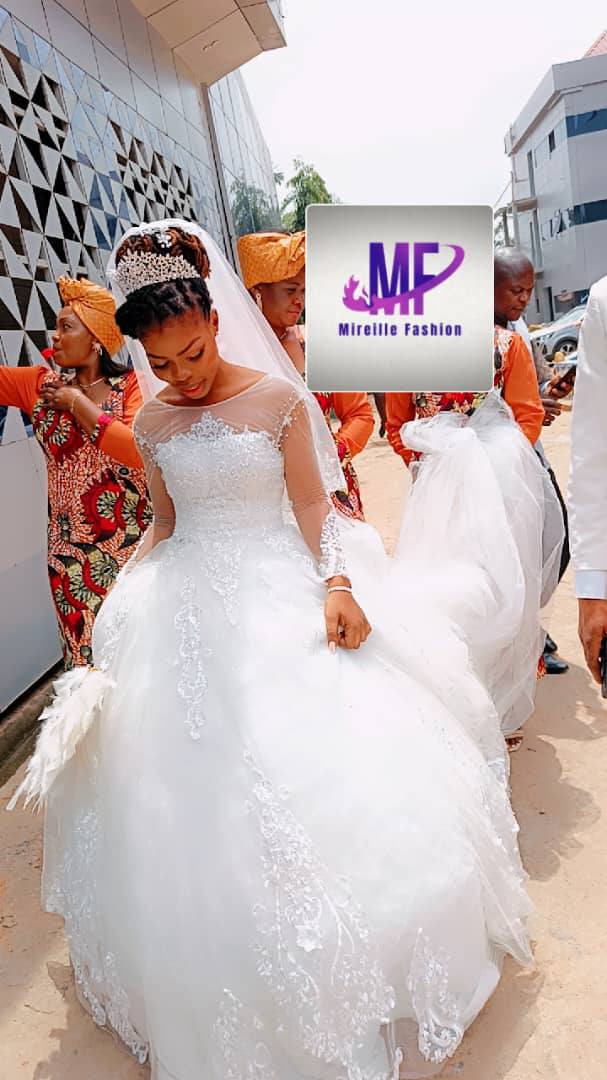 Mireille Fashion Facebook ad: Vous cherchez la robe parfaite pour votre grand…