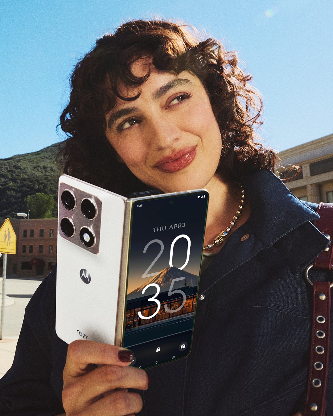 Motorola Facebook ad: One fold, endless flex.