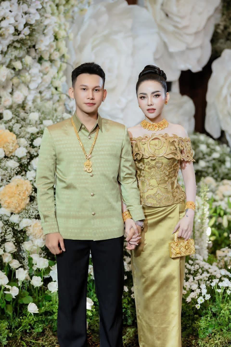 MANIN MN Facebook ad: បញ្ចុះតម្លៃ1ឡាជូនមួយថ្ងៃ ម៉ូយឆាតមកមុនបានមុនចា៎…