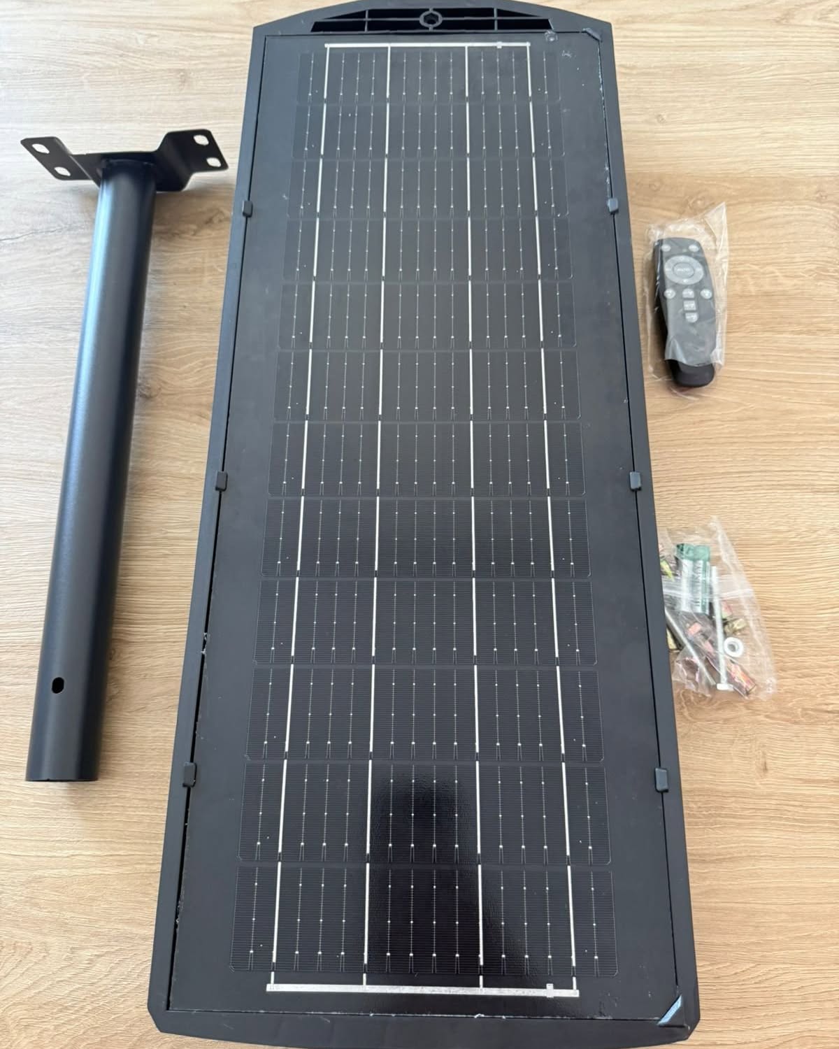 L'homme Sur Terre Facebook ad: Lampadaire solaire LED 1000 W, Neuf, étanche, avec…