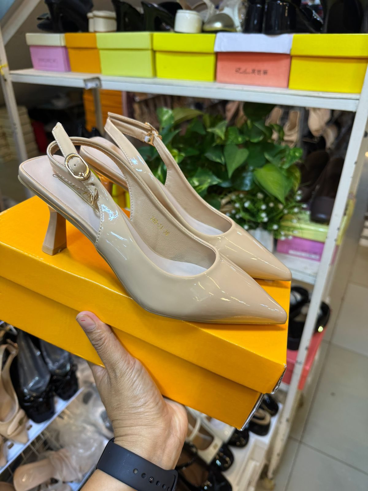 RLY shop ພໍ່ຄ້າຂາຍເກີບລາຄາຖືກ Facebook ad: ຈັດໂປຣ ເກີບອອກງານ ມາໃຫ້ທັນເດີ