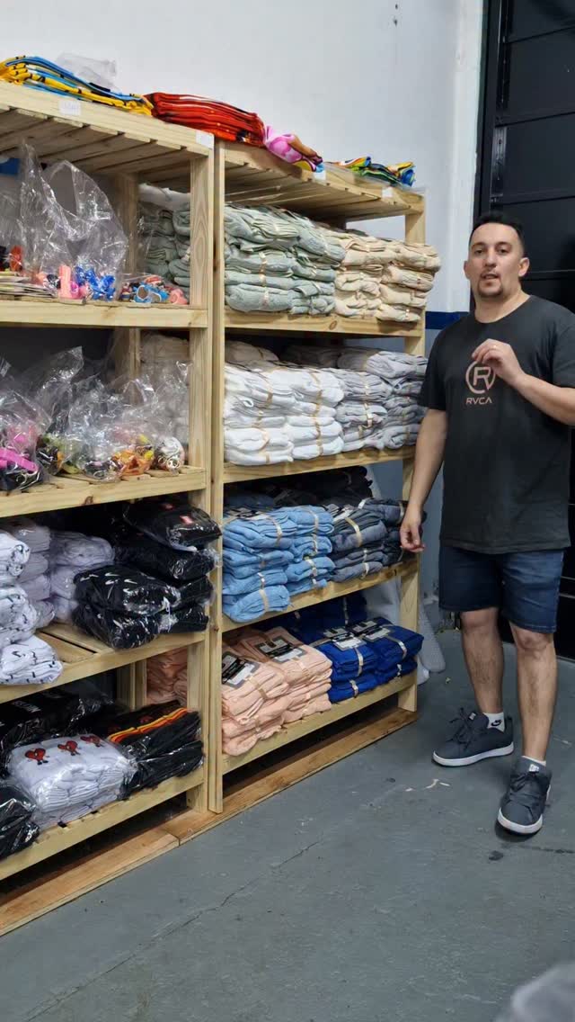 Ginos.socks Facebook ad: Hay un montón de mercadería cargada en la…