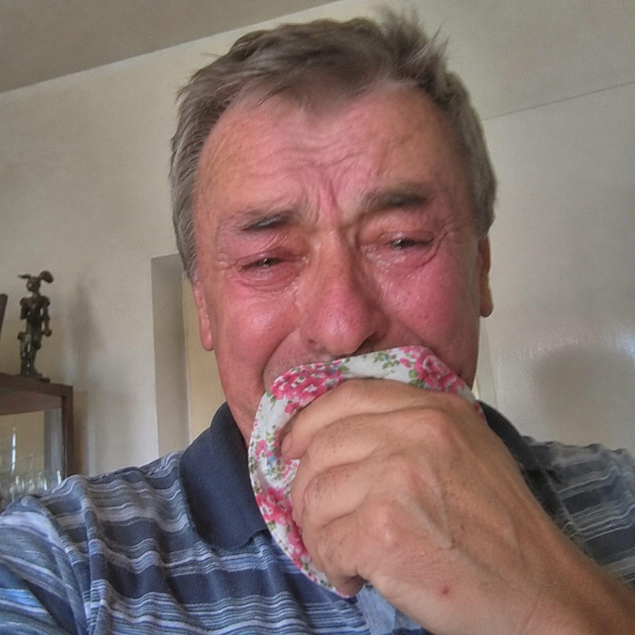 Grandma's Notebook Facebook ad: W wieku 73 lat kolana znowu nie bolą