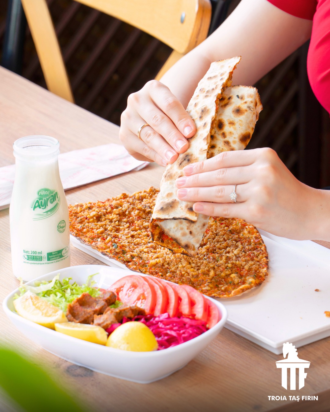 Troia Taş Fırın Facebook ad: Cevizli lahmacun sevenler için vazgeçilmez bir lezzet!