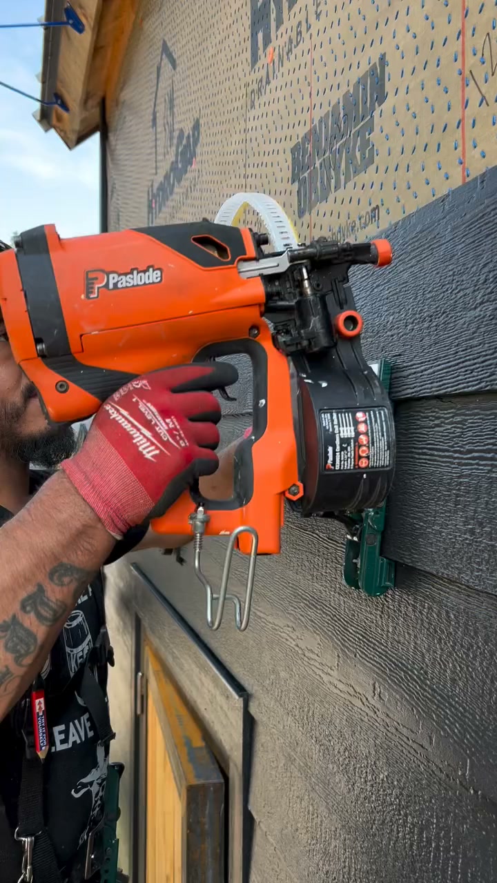 Mexican Carpenter Facebook ad: $100 OFF = More Productivity.