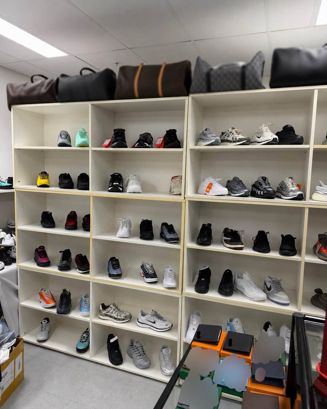 Jonathan Dib Facebook ad: FASHION SHOP- BAGS, WATCHES, SHOES, CLOTHING AND MORE!