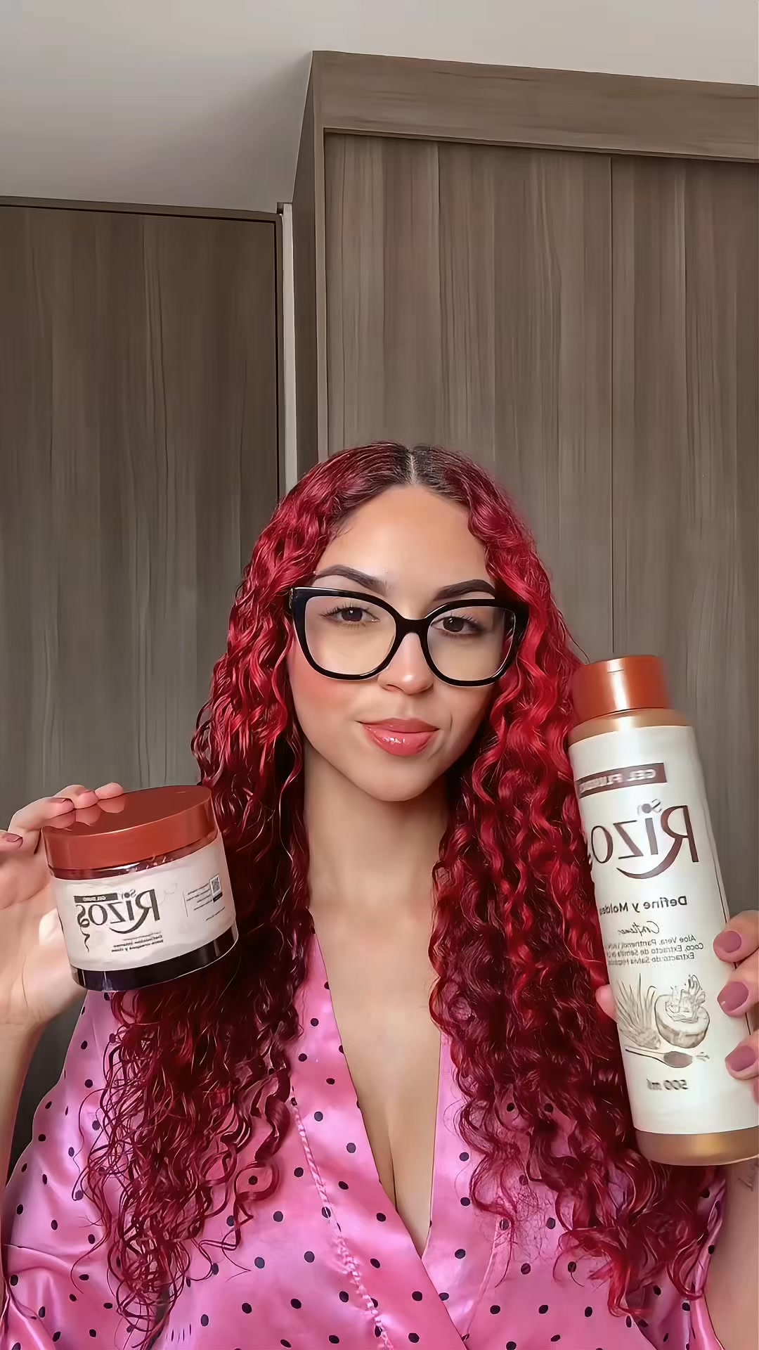 Femme Cosmetics Facebook ad: Escríbenos para más información