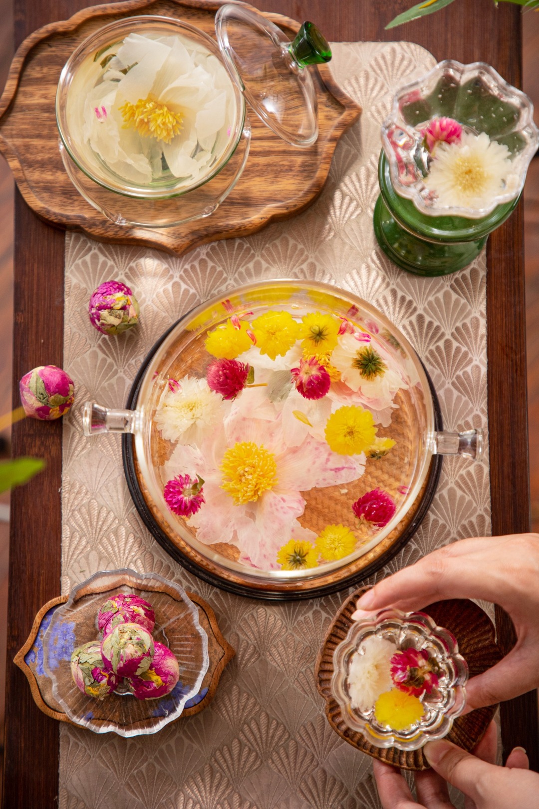 Socialteahouse Facebook ad: NOW 25% OFF, Let the Magic Unfold This Winter