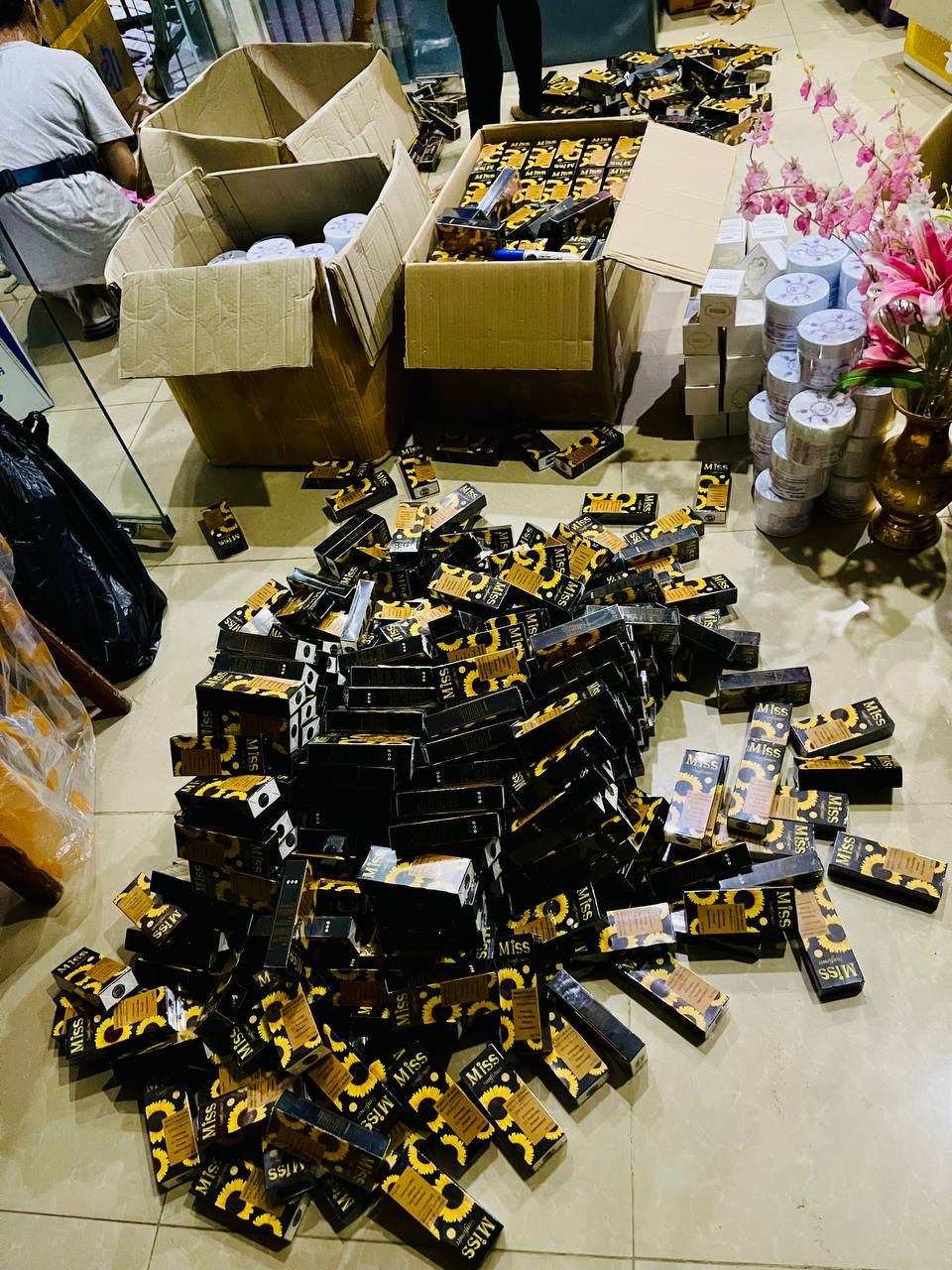 ម៉ាក់ណាណាអូនត្រា online shop Facebook ad: គ្រប់បោះដុំ https://m.me/j/AbbDwCpf2-7I7kaR/