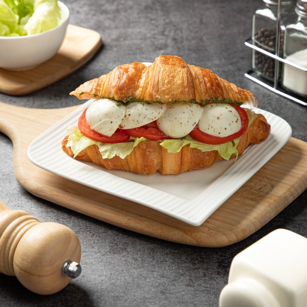 Bistro by Blinkit Facebook ad: Delicious snacks, meals & drinks at your door…